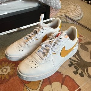 Barely worn Nike court blanc women’s shoes